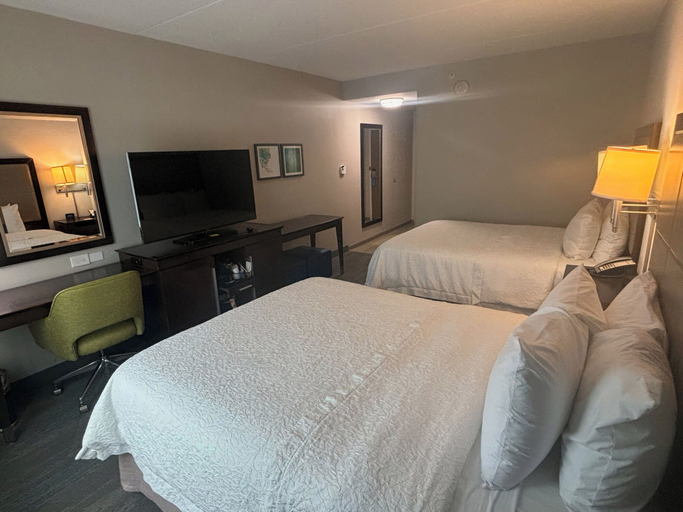 Bedroom 3, Hampton Inn & Suites Baltimore/Woodlawn, Baltimore