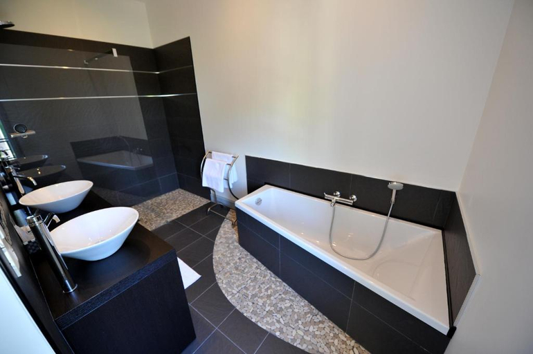 Bathroom, Logis Hotel l'Epicurial, Gironde