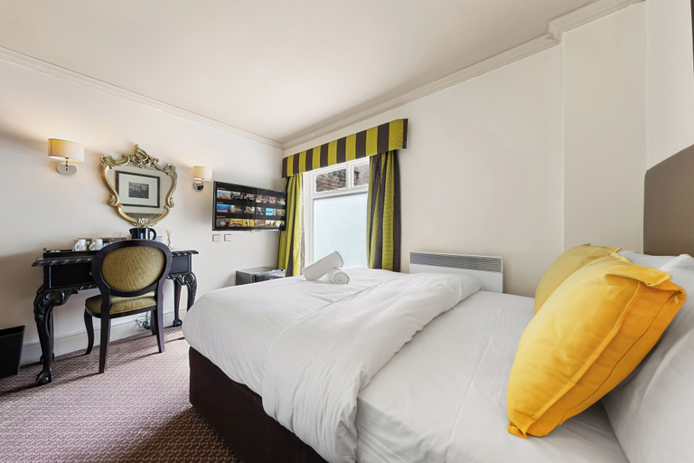 Bedroom 3, Harte and Garter, Slough