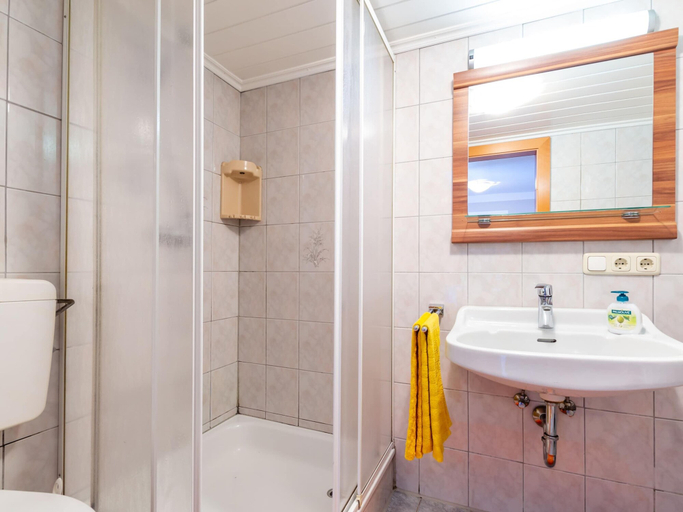 Bathroom, Simplistic Apartment in Piesendorf - Walchen near Ski Slopes, Zell am See