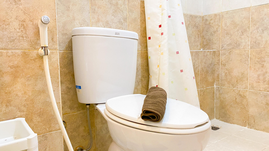 Bathroom 5, Spacious and Elegant 1BR at Apartment Silkwood Residence By Travelio, Tangerang
