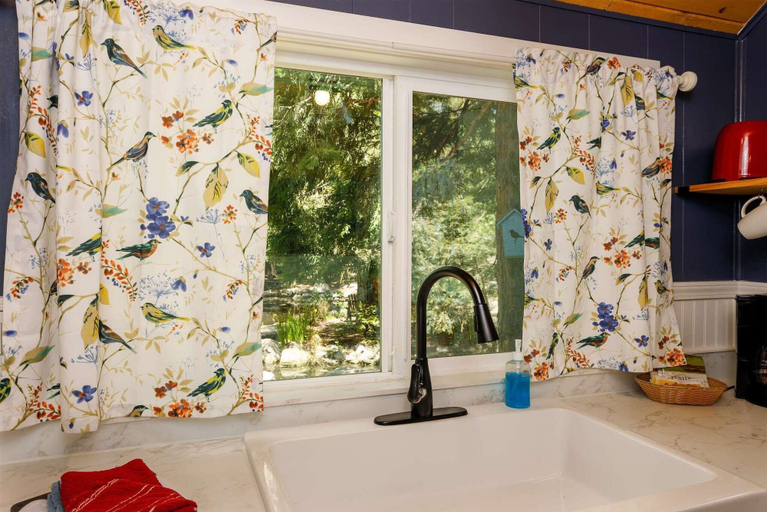 Bathroom 4, Arrowhead Pine Rose Cabins, San Bernardino