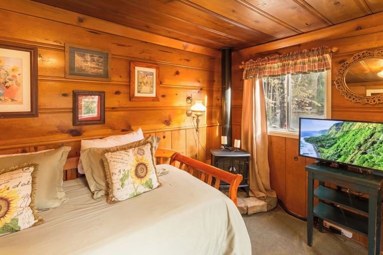 Bedroom 3, Arrowhead Pine Rose Cabins, San Bernardino