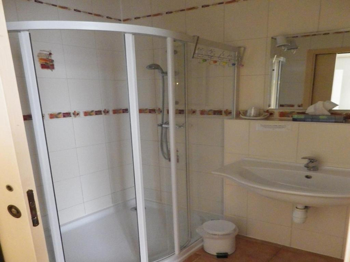 Bathroom 4, Logis Hostellerie de la Poste, Nièvre