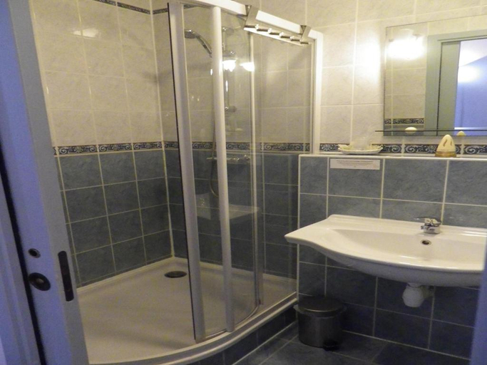 Bathroom 4, Logis Hostellerie de la Poste, Nièvre