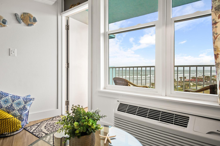 Others 2, Luxury Beachfront Studio - Private Balcony with Ocean View - Heated Pool - Hot Tub - Tiki Bar - Saun, Volusia