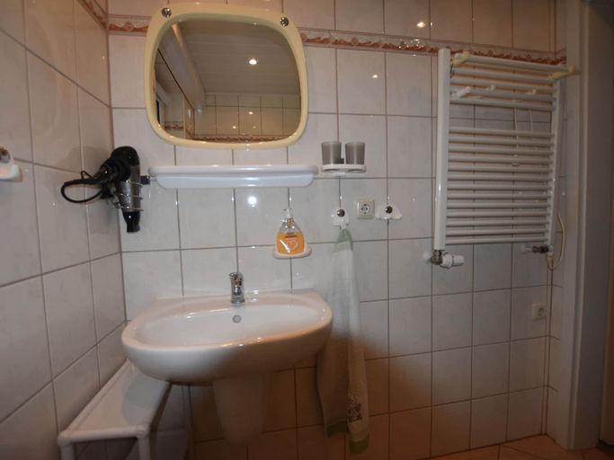 Bathroom 4, Schtsne Wohnung in Krtspelin in der Nhhe von Meer, Rostock