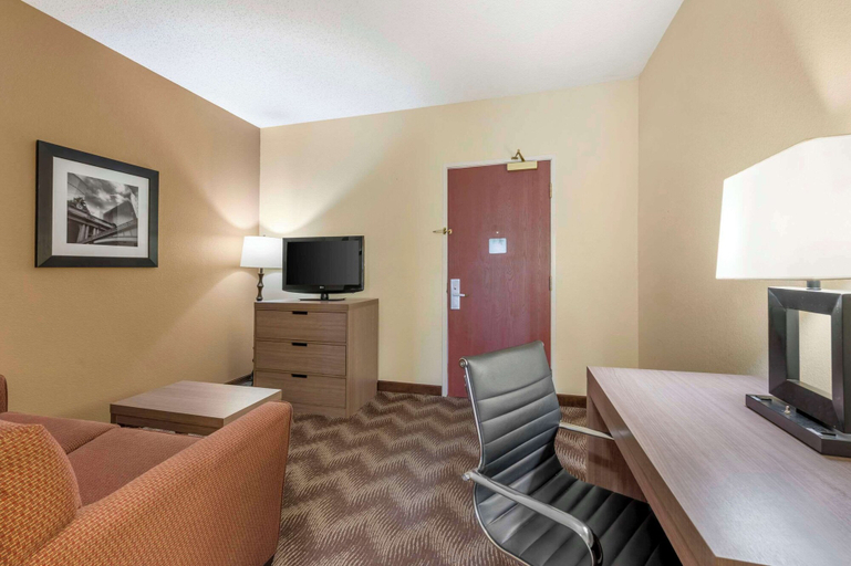 Others 5, Quality Suites, Marion