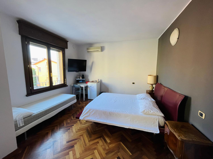 Others 5, B&B Viale Manzoni, Modena