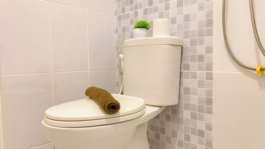 Bathroom 4, Spacious And Comfy 2Br Combined At Tokyo Riverside Pik 2 Apartment, Tangerang