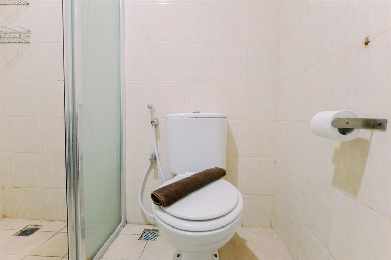 Bathroom 4, Homey And Big Studio Apartment At The Wave Kuningan, South Jakarta