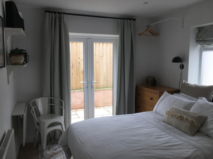 Others 4, Cedar Shade Cottage Ensuite Private Annexe with Parking, Devon