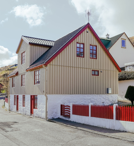 Exterior & Views