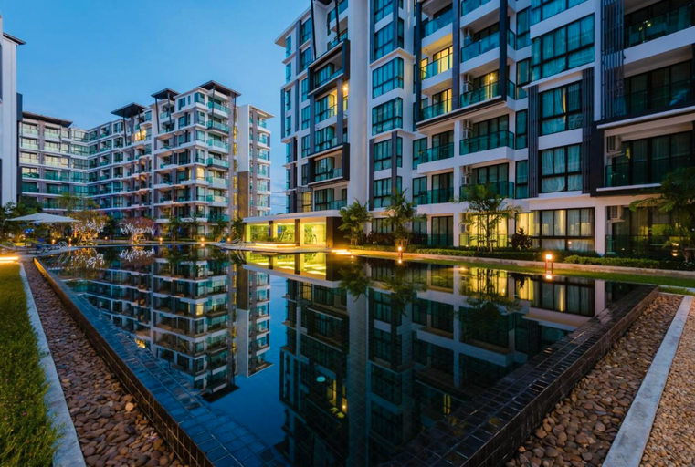 Exterior & Views 12