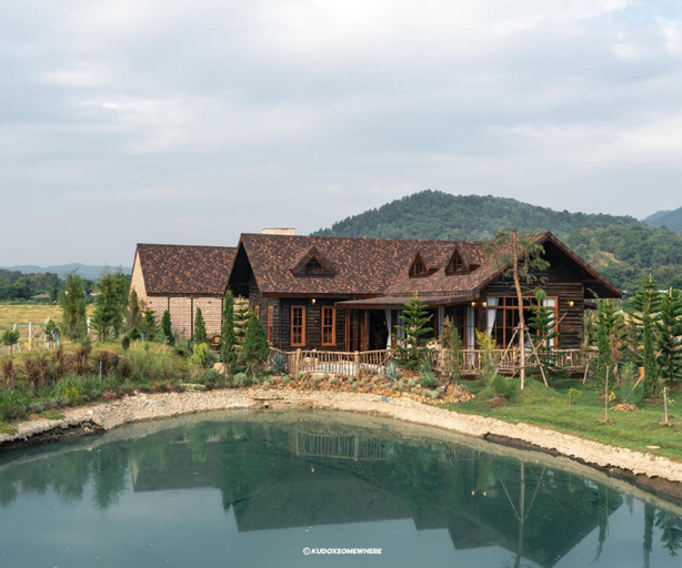 Pine Village, K. Mae On