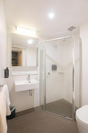 Bathroom 5, Ibis Darwin Airport Hotel, Darwin