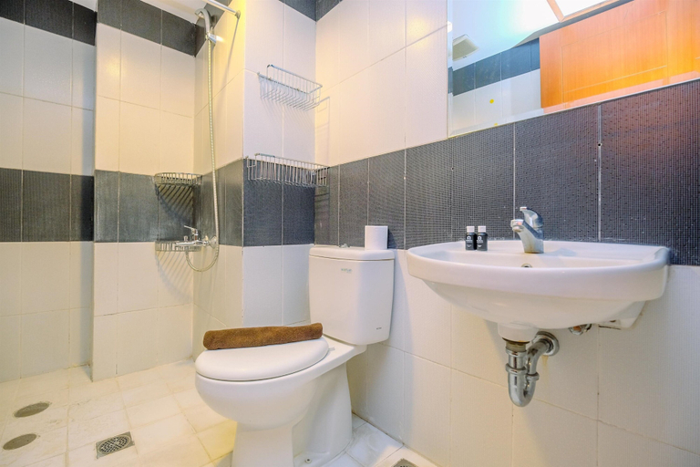 Bathroom 4, Good And Comfy 2Br Cinere Bellevue Suites Apartment, Depok