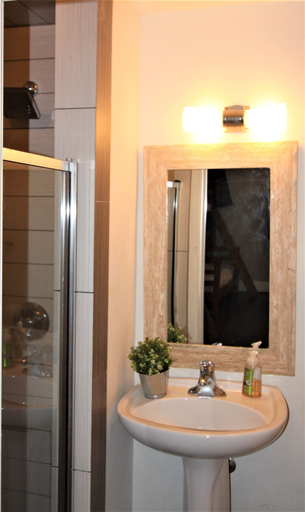Bathroom 3, The Clarence Park, Toronto
