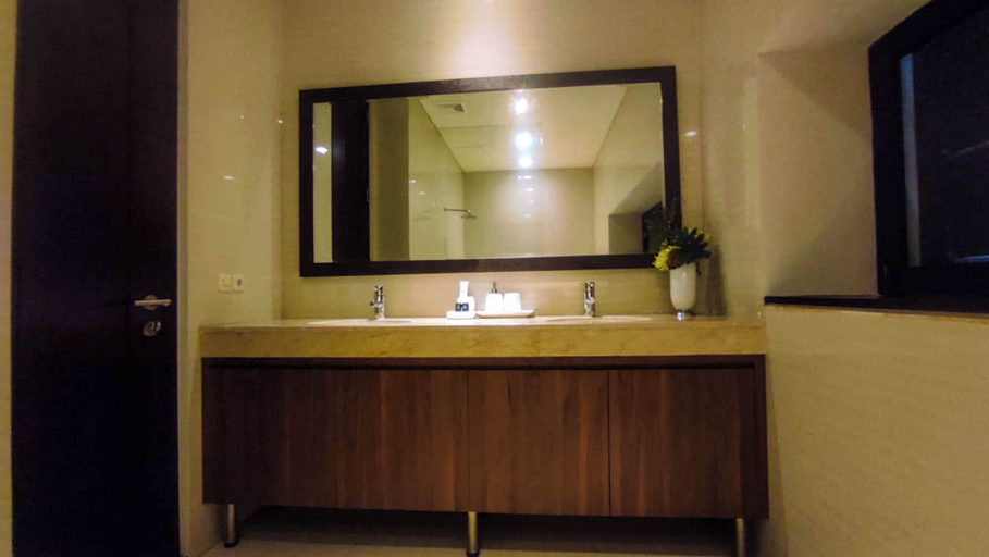 Bathroom 4, Apartment 3Br With River View In City Center At Sumatra36 Surabaya, Surabaya