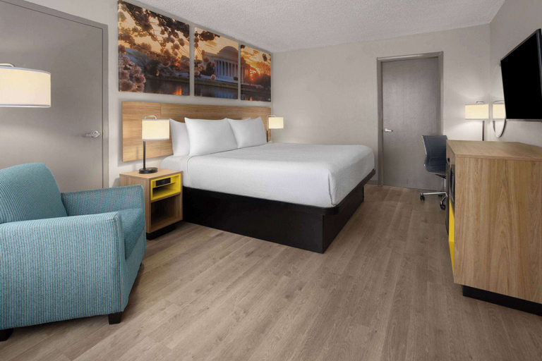 Bedroom 3, Days Inn by Wyndham Frederick, Frederick