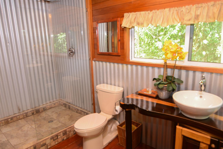 Bathroom 2, KikiWitz Resort