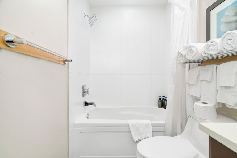 Bathroom 3, 3BR Lakeside Penthouse Retreat, Fraser Valley