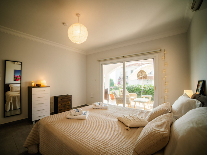 Bedroom 3, Sunny and Family Friendly Apartment Directly at the Pool