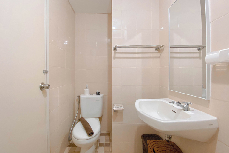 Bathroom 3, 1Br With Pool View At Parahyangan Residence Apartment, Bandung