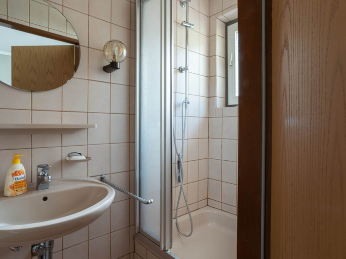 Bathroom 5, Tranquil Apartment in Marktleuthen near River & Forest, Wunsiedel im Fichtelgebirge