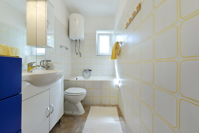 Bathroom 2, Punta Preko Apartments, Preko