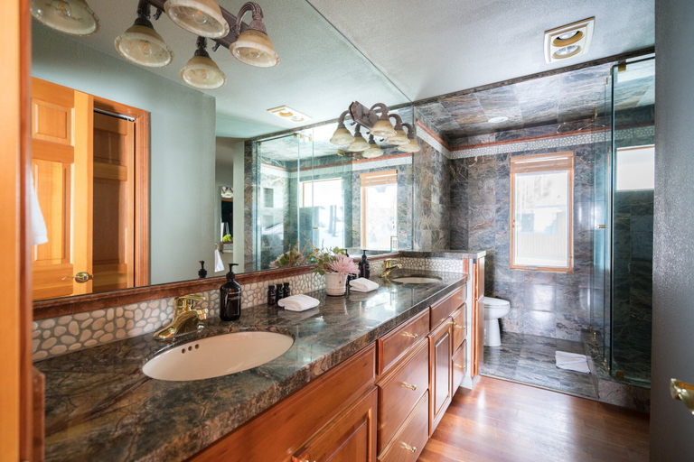 Bathroom, Juniper by Avantstay Incredible Mountainside Home w/ Incredible Lake Views!, Washoe