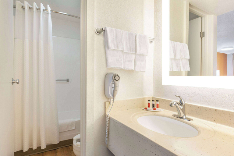 Bathroom 4, Howard Johnson by Wyndham Harrisonburg, Harrisonburg