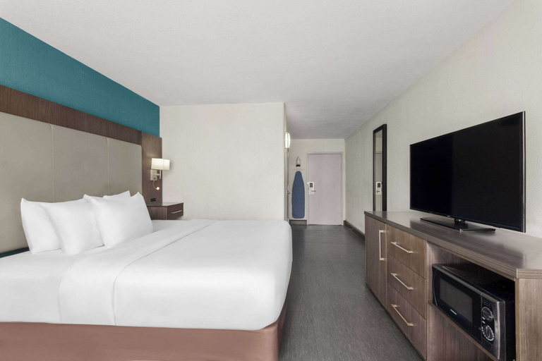 Bedroom 3, Wingate by Wyndham Kansas City, Kansas City