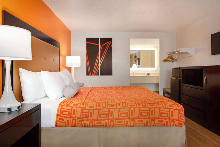 Bedroom 3, Howard Johnson by Wyndham Harrisonburg, Harrisonburg
