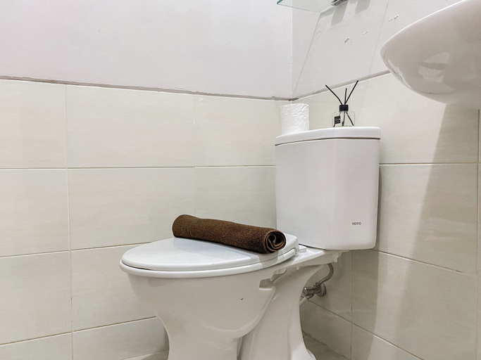 Bathroom 3, Warm And Restful Studio Transpark Juanda Bekasi Timur Apartment, Bekasi