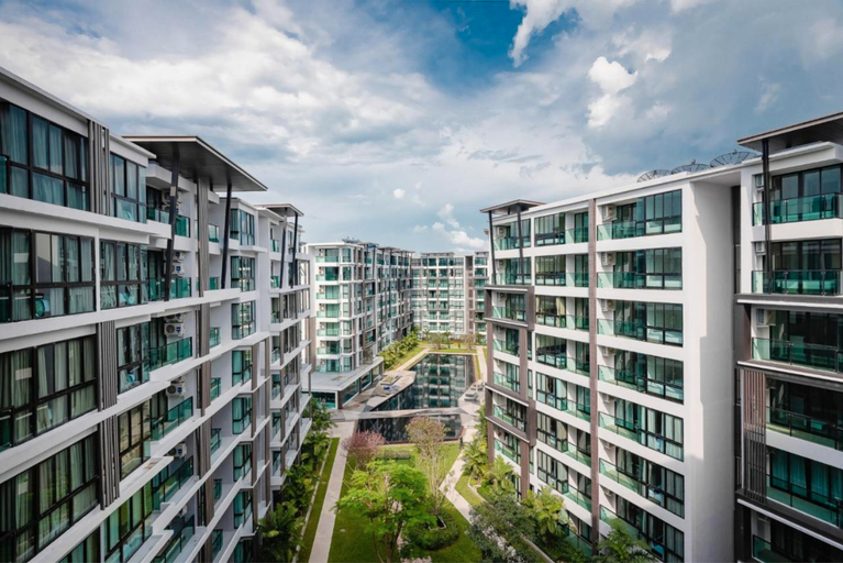 Exterior & Views 11