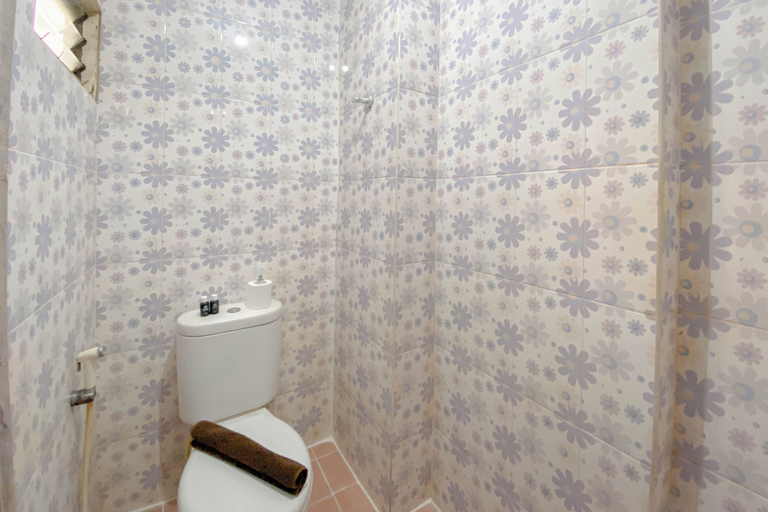 Bathroom, Good Place And Cozy 2Br Apartment At Gateway Ahmad Yani Cicadas, Bandung