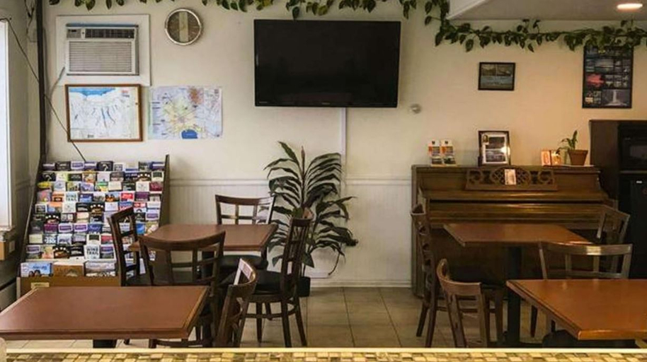 Food & Drinks, Rodeway Inn Manchester I-90, Ontario