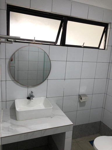 Bathroom 4, Seaside Travellers Inn, Papar