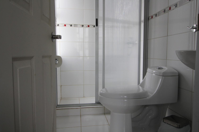 Bathroom 3, Achibueno Lodge, Linares