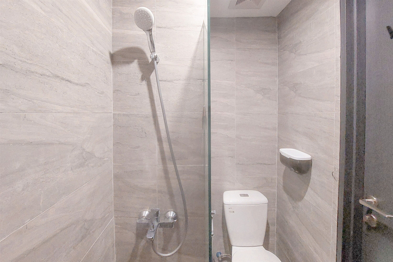 Bathroom 5, Cozy And Well Furnished Studio Collins Boulevard Apartment, Tangerang
