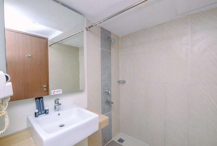 Bathroom 2, Homey And Nice Studio Bogor Icon Apartment, Bogor