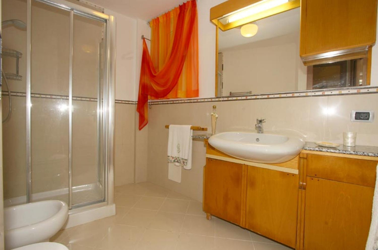 Bathroom 5, Villa Cinzia, Napoli
