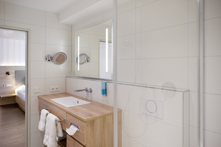 Bathroom 3, Hotel Zum Schiff, Freiburg im Breisgau