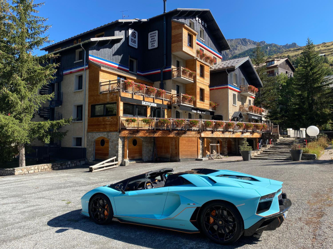 Exterior & Views