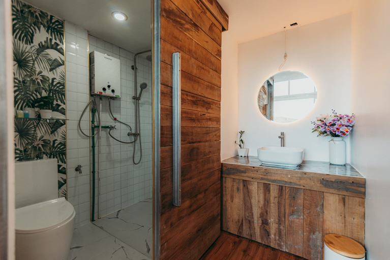 Bathroom 3, Phupetra, Mae Rim