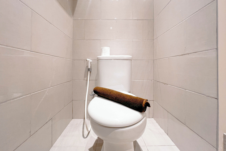 Bathroom 3, Simple And Relaxing Studio At Supermall Mansion Benson Apartment, Surabaya