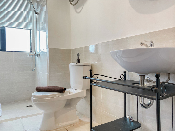 Bathroom 3, Homey And Modern Look 3Br At Meikarta With Balcon Apartment, Cikarang