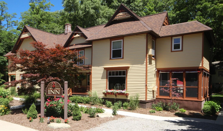 Twin Oaks Inn, Allegan