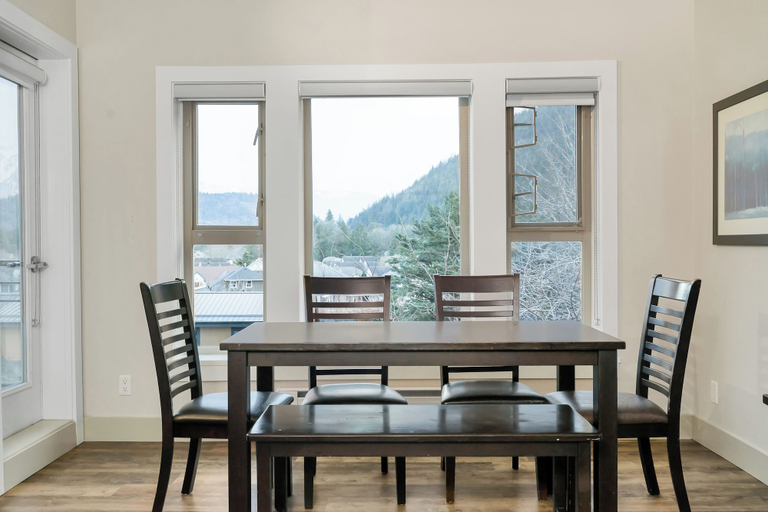 Others 4, 3BR Lakeside Penthouse Retreat, Fraser Valley